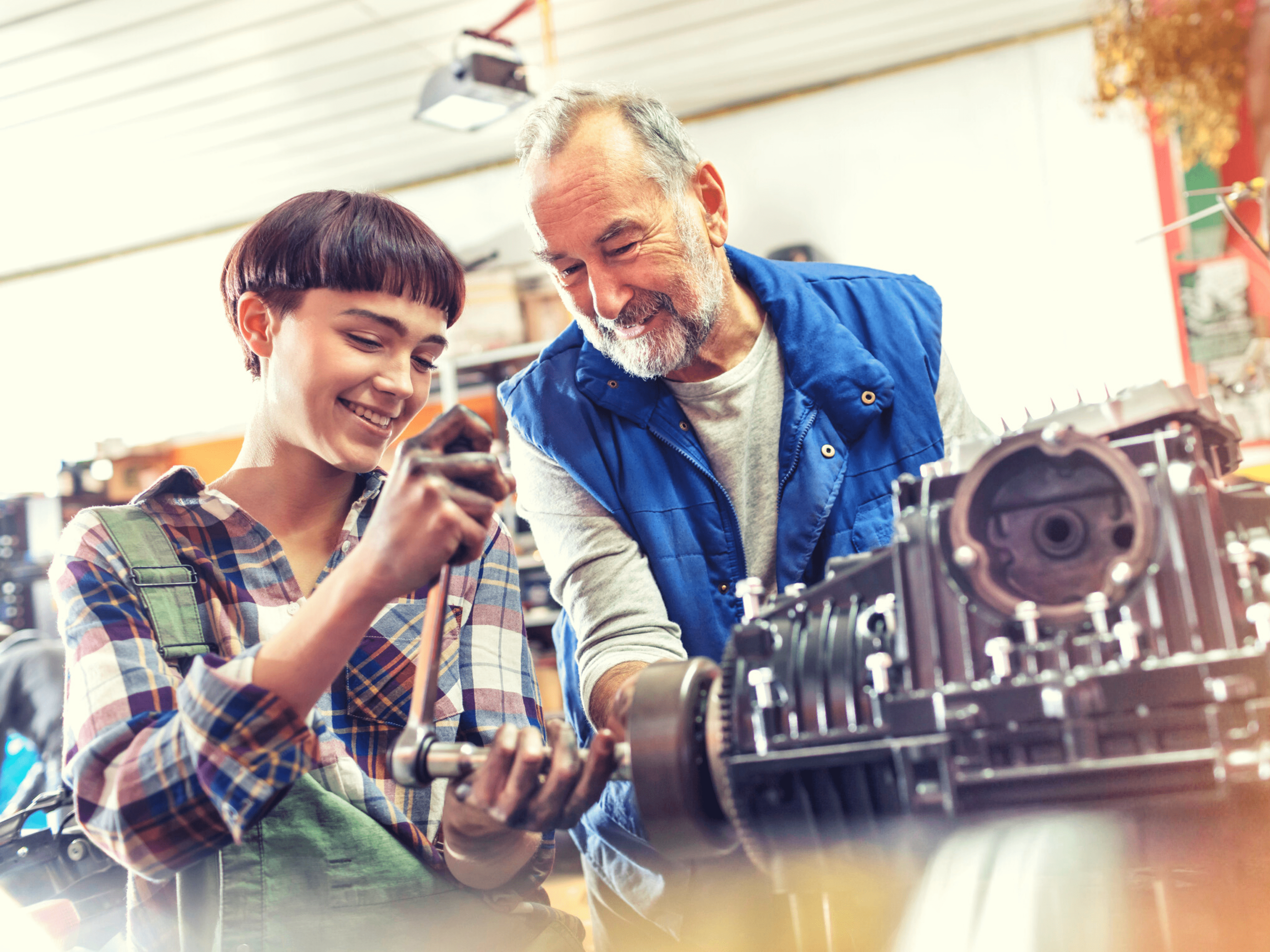 jeune apprentie et son maitre d'apprentissage