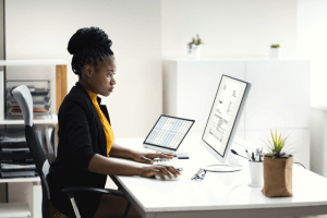 femme saisissant une facture électronique sur son ordinateur